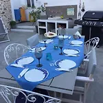 Cozy House With Relaxing Backyard Apartment