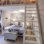 Cozy House With Relaxing Backyard Apartment